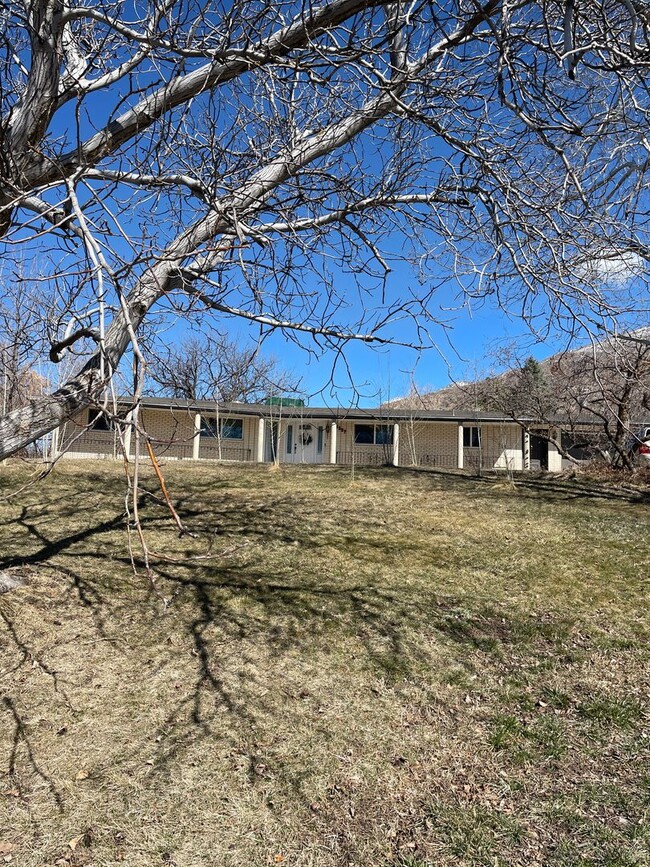 Building Photo - Spacious 5-Bedroom Home in Fruit Heights