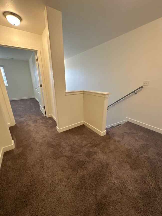 Building Photo - Deposit Moves You In! Modern 3 Bed, 2.5 Bath Townhome in West Haven!