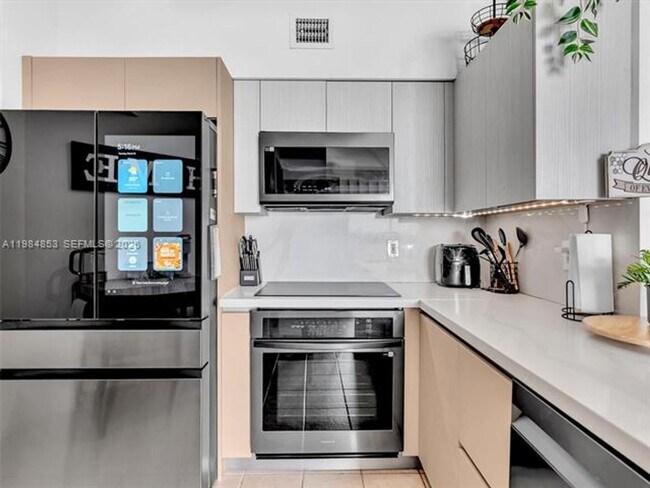 Building Photo - 17150 N Bay Rd