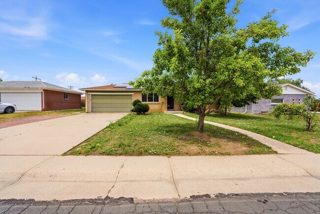 Building Photo - 5 bedroom, 3 1/2 bath, home with two master suites and 2 car garage.