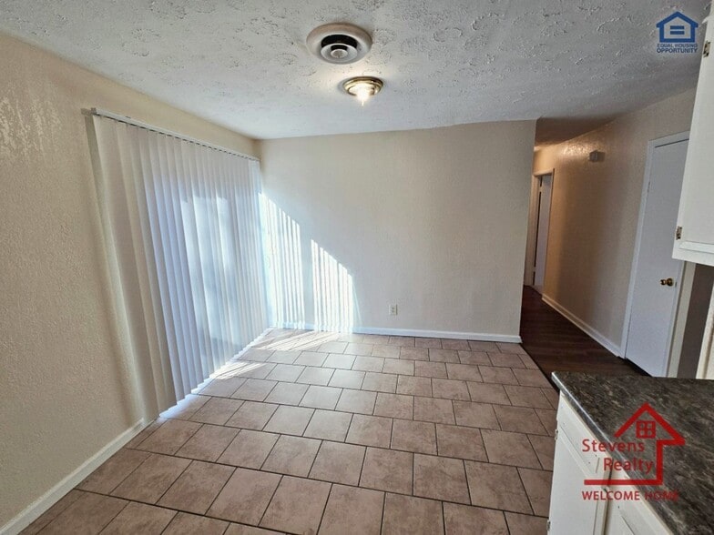 Building Photo - 210 Holly Berry Ln