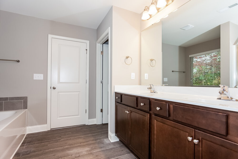 Building Photo - 421 Breezewood Dr