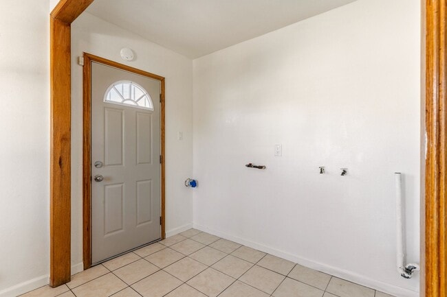 Building Photo - Spacious 3-Bedroom House in Oakland's Meadow Brook