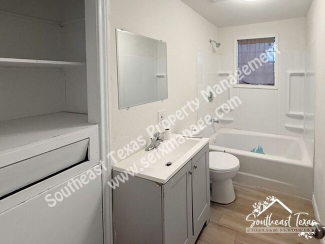Building Photo - 908 Stilwell Blvd