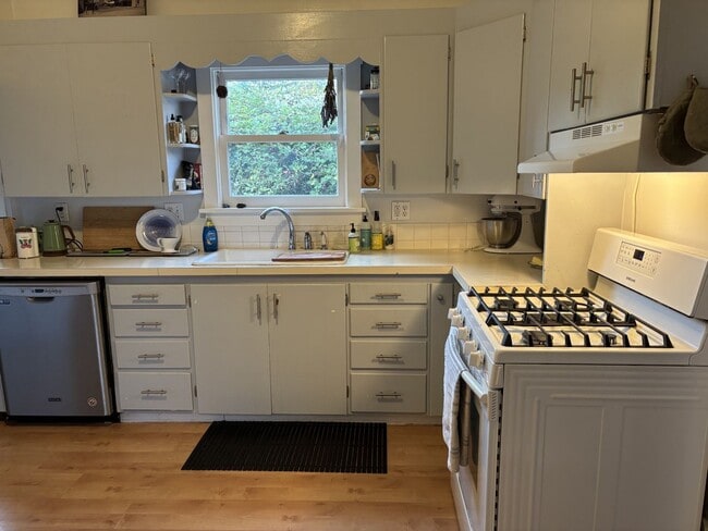 Building Photo - Available Now!! $500 off first month's rent - 2bed, 1 bath house