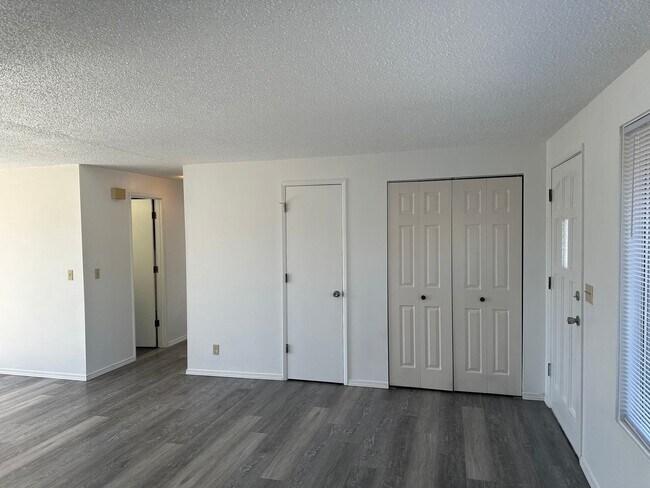 Building Photo - 2 bedroom 1 bath duplex in Springfield!