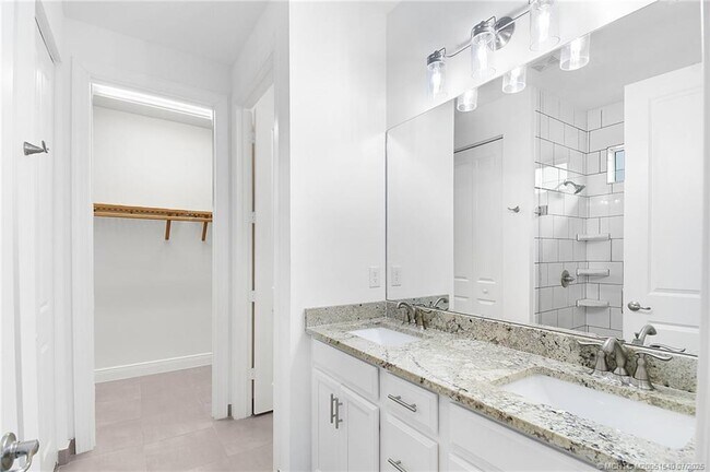 Building Photo - 4914 SW Montclair Dr