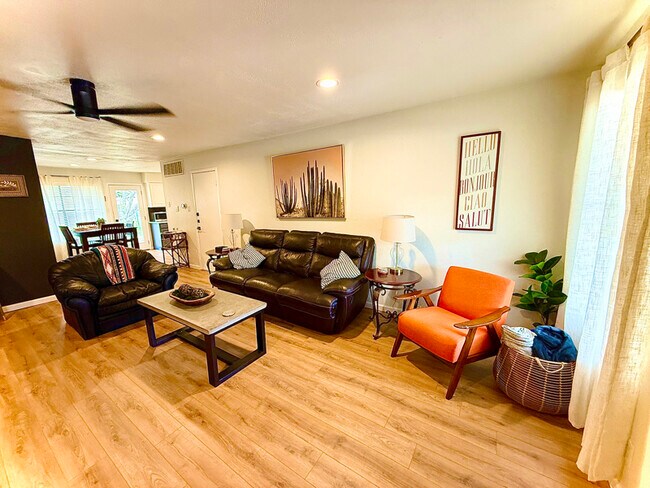 Building Photo - 508 Algerita Dr