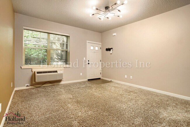 Building Photo - 670 NE Roydon Ln