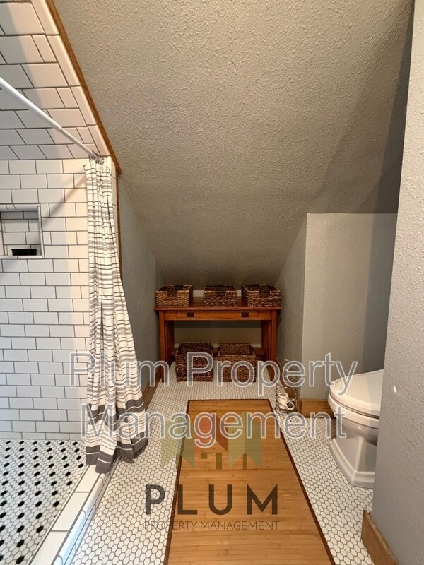 Building Photo - 208 Cedar St