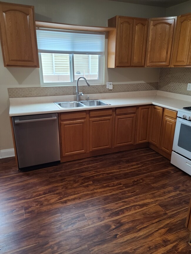 Building Photo - 1323 W Mauretania St