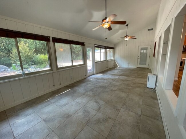 Building Photo - Beautiful 3 Bedroom, 2 Bathroom Home With ...