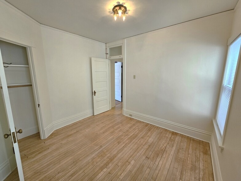 Building Photo - 1902 E Newberry Blvd