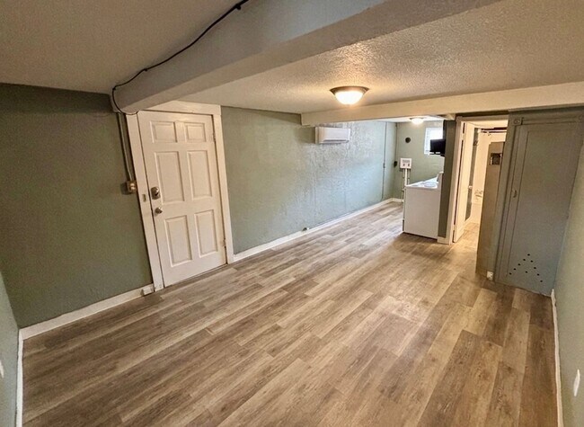 Building Photo - Updated 1 Bed 1 Bath in Central MHK
