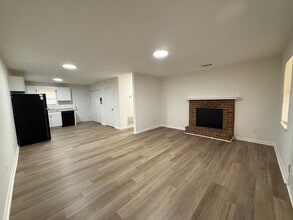 Building Photo - 160/162 W. Paces Dr