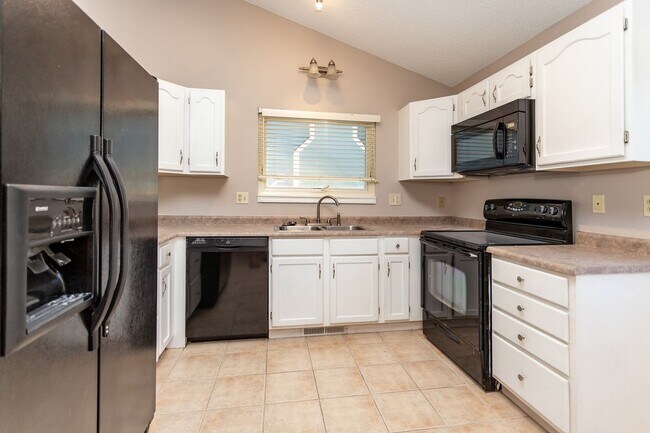 Building Photo - Charming 4-Bedroom Retreat with Modern Upd...
