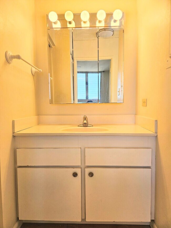 Building Photo - Punahou Pulelehua 2 Bedroom 1 Bathroom 1 P...