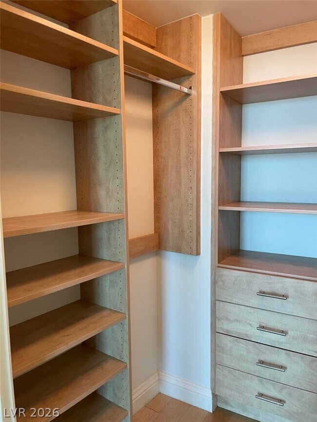 Building Photo - 322 Karen Ave