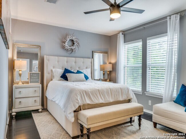 Building Photo - BEAUTIFULLY RENOVATED 4-BEDROOM HOME IN HUNTINGTON PLACE