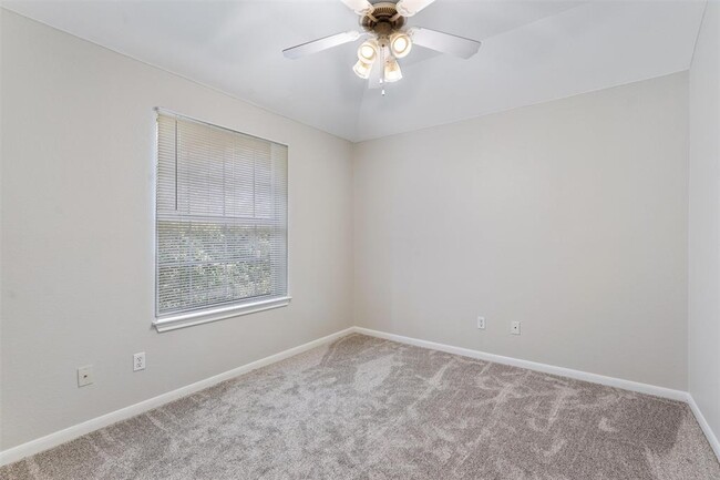 Building Photo - 1601 Briar Hill Dr