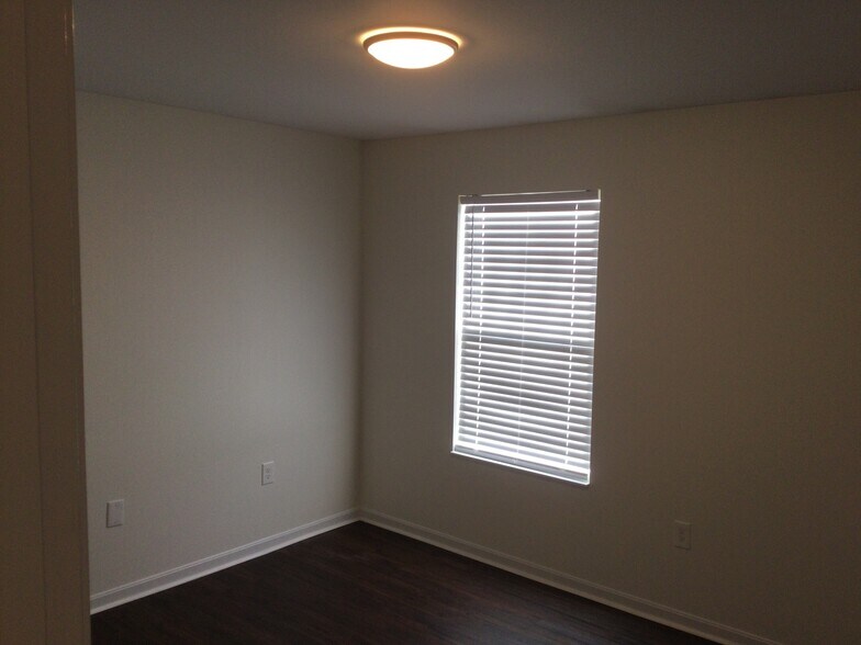 Building Photo - 2831 Coachlight Ln