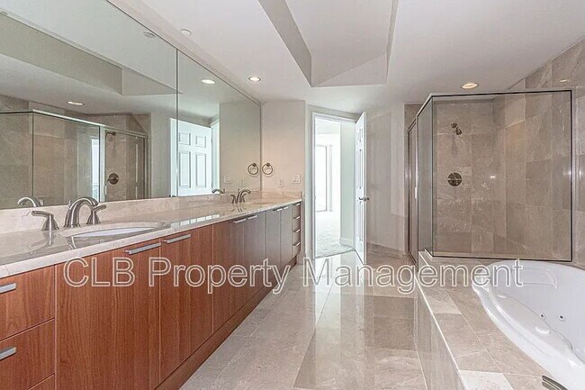 Building Photo - Large 2 bedroom/2 bath condo on the river