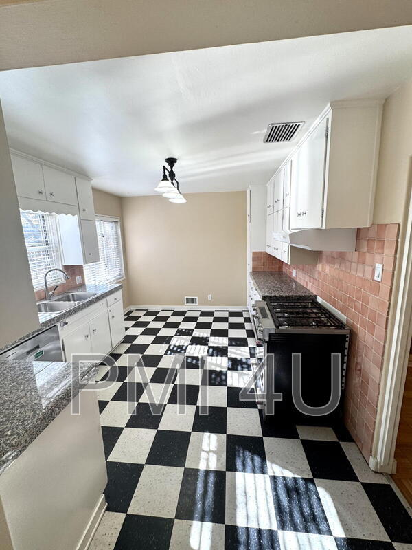 Building Photo - 1421 Stanford Dr NE