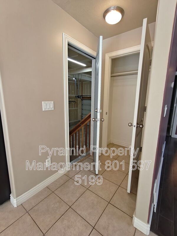 Building Photo - 2896 E Lookout Dr
