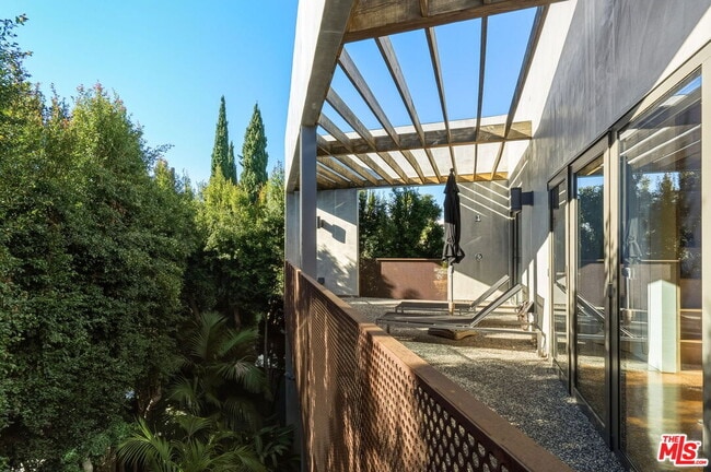 Building Photo - 1849 Fox Hills Dr