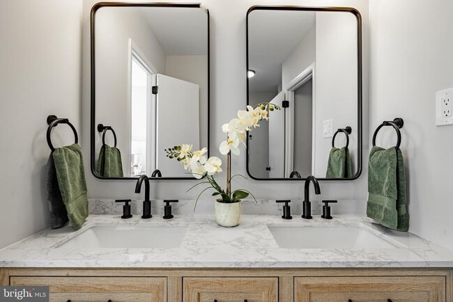 Building Photo - 233 Holly Dr