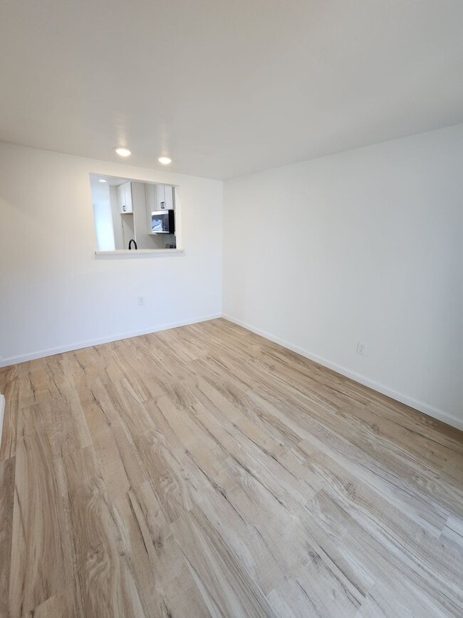 Building Photo - Newly Updated 2 Bed, 1 Bath