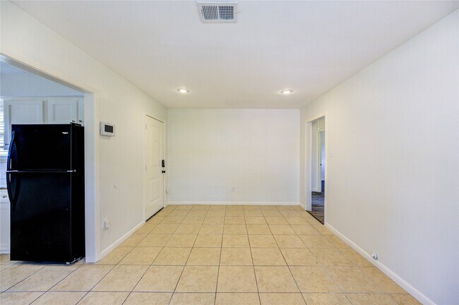 Building Photo - 9811 Shadydale Ln