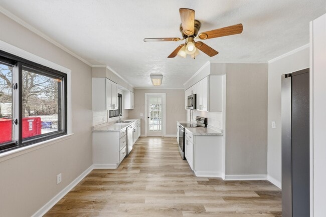 Building Photo - 566 E 10th St