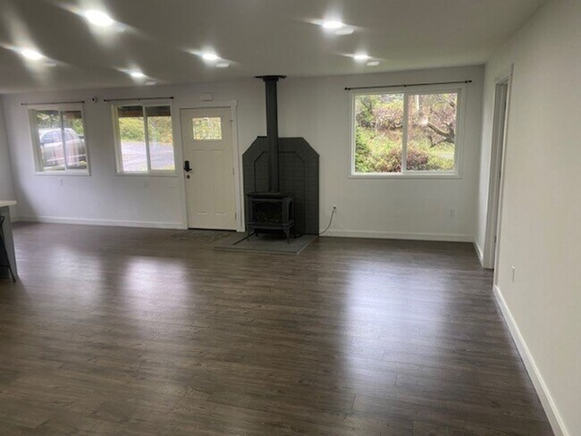 Building Photo - Remodeled 3 bed, 1 bath house with Large 2-car garage!