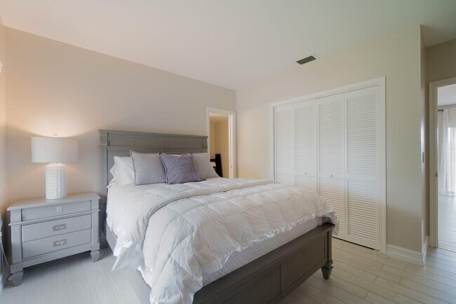 Building Photo - 11355 Pond View Dr
