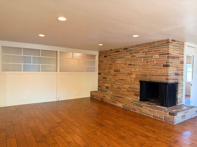 Building Photo - 3 Bed and 3 Bath Home Located Off of Forest Ave