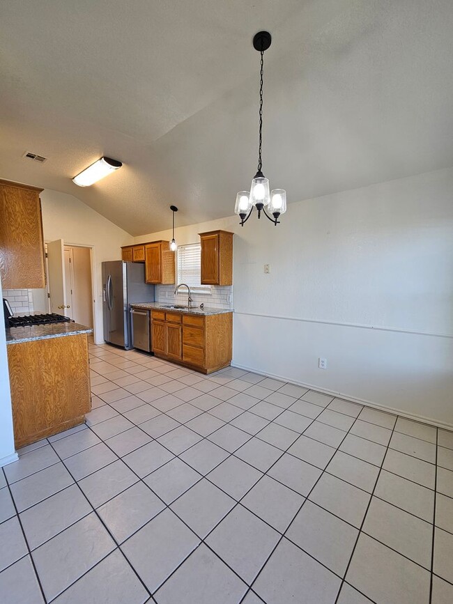 Building Photo - (3) Bed/(2) Bath East Norman Avail NOW!