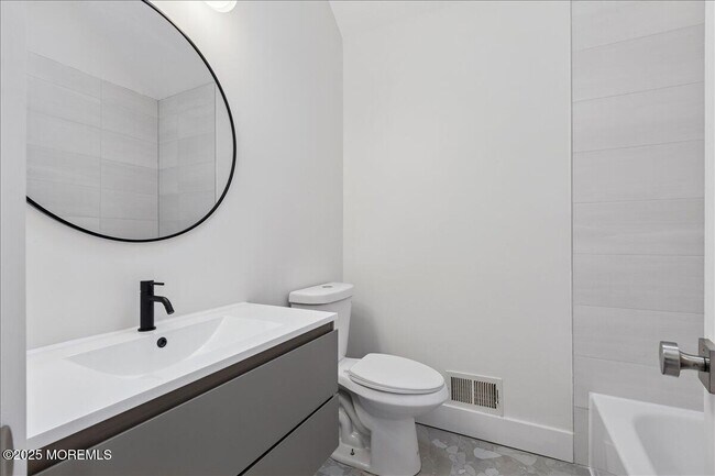 Building Photo - 18 Oak Knl Dr