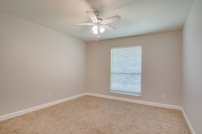 Building Photo - Spacious Pace Home with Office, Fireplace ...