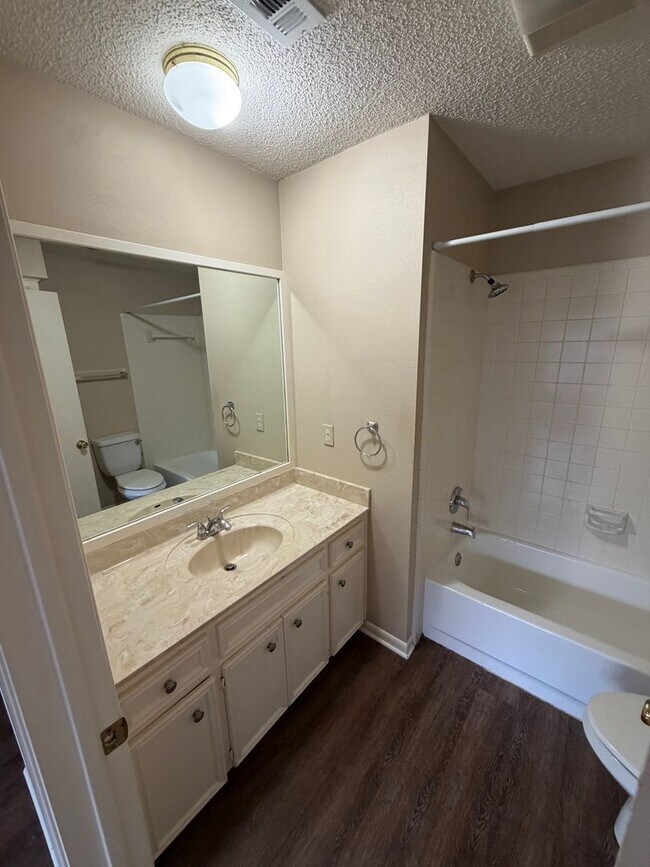 Building Photo - 3/2 with backyard (llarda)