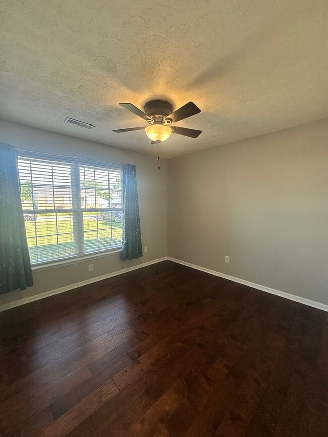 Building Photo - Charming 3-Bed Home with Fenced Yard!