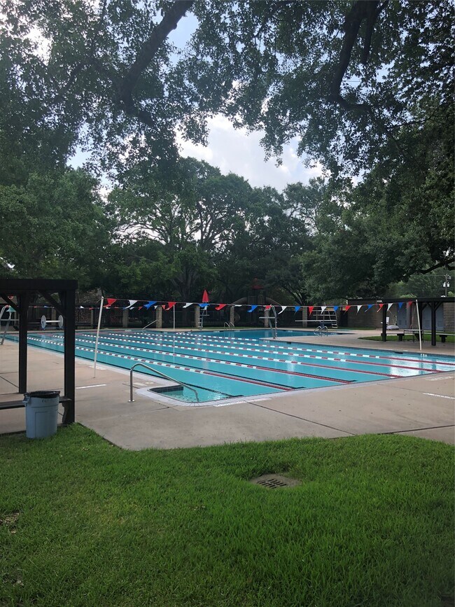 Building Photo - 10310 Chevy Chase Dr