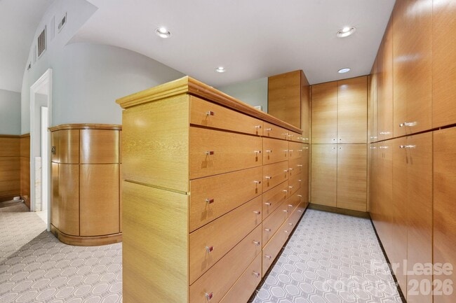 Building Photo - 1124 Dilworth Crescent Row