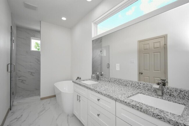 Building Photo - 2119 Esther Dr