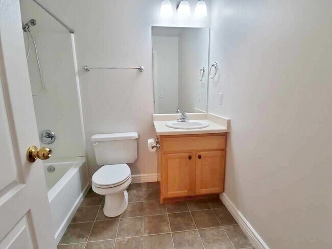 Building Photo - 2-3 Bd 2.5 Bath Townhome in Draper