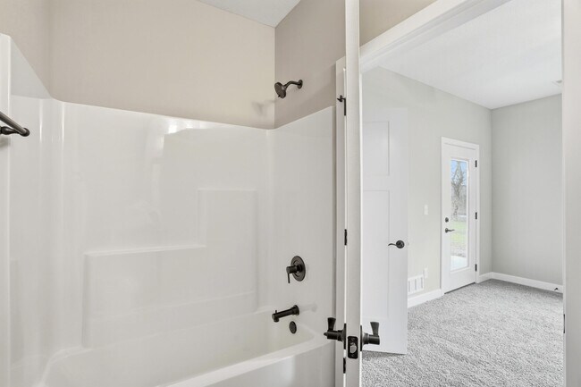 Building Photo - 1048 Stonehaven Dr
