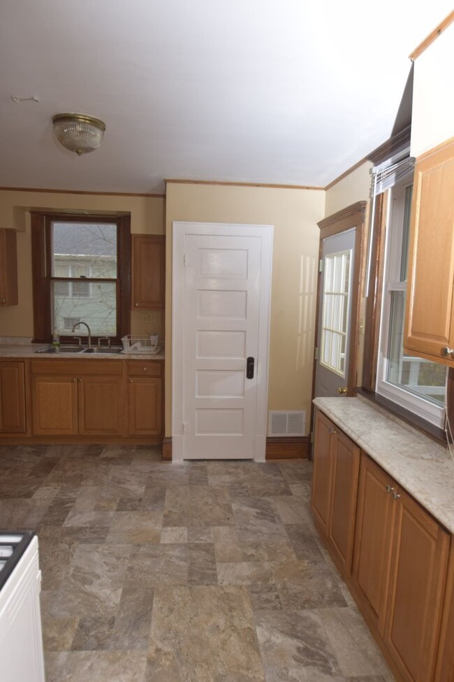 Building Photo - 4 bedroom / 1.5 bath home for rent in Valp...