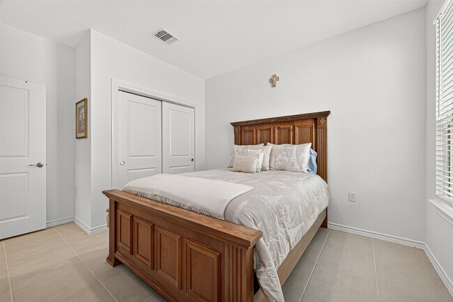 Building Photo - 8047 Prospect Dr