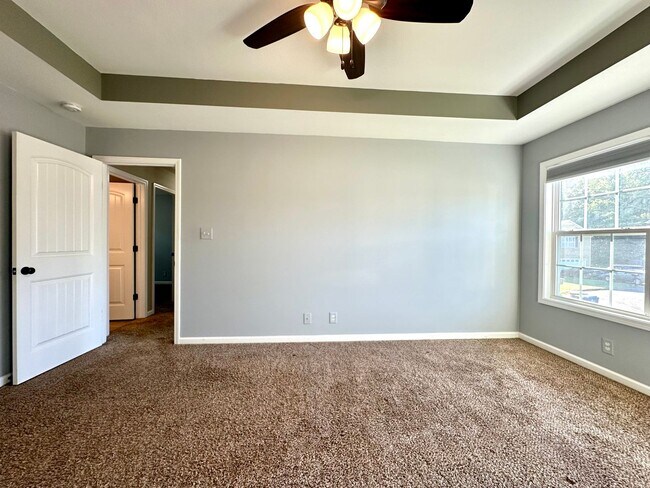 Building Photo - Spacious 3-Bedroom Home with Fenced Yard & Garage!