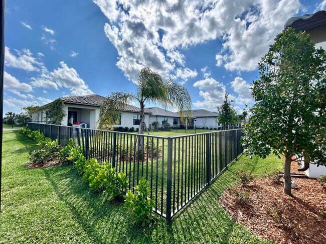 Building Photo - 757 SE Courances Dr